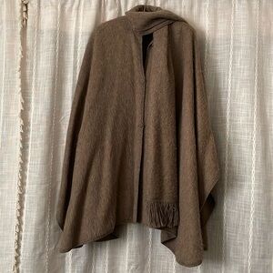 Peruvian Link 100% Alpaca button up poncho. Beige brown.